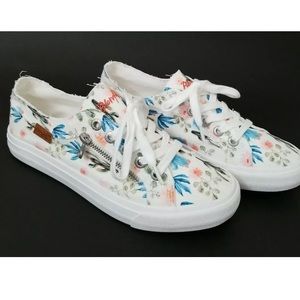 Blowfish sneakers lace up shoes fun pattern white floral new shoes Sz 9 shoes